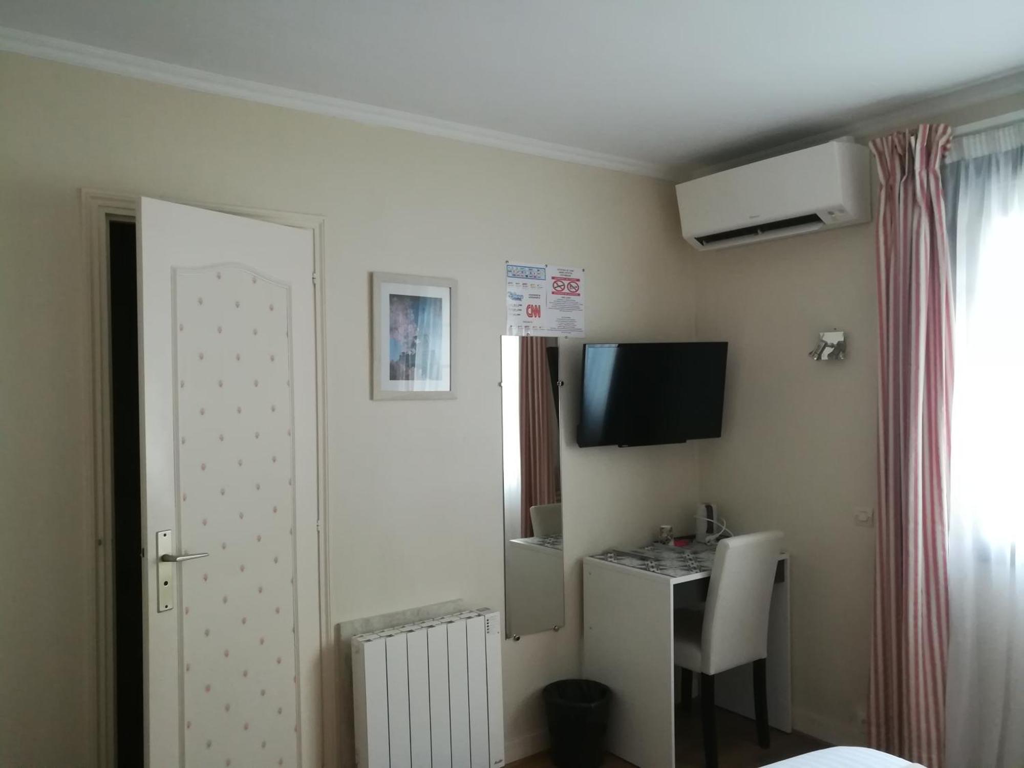 Contact Hotel Du Relais Thouars Room photo