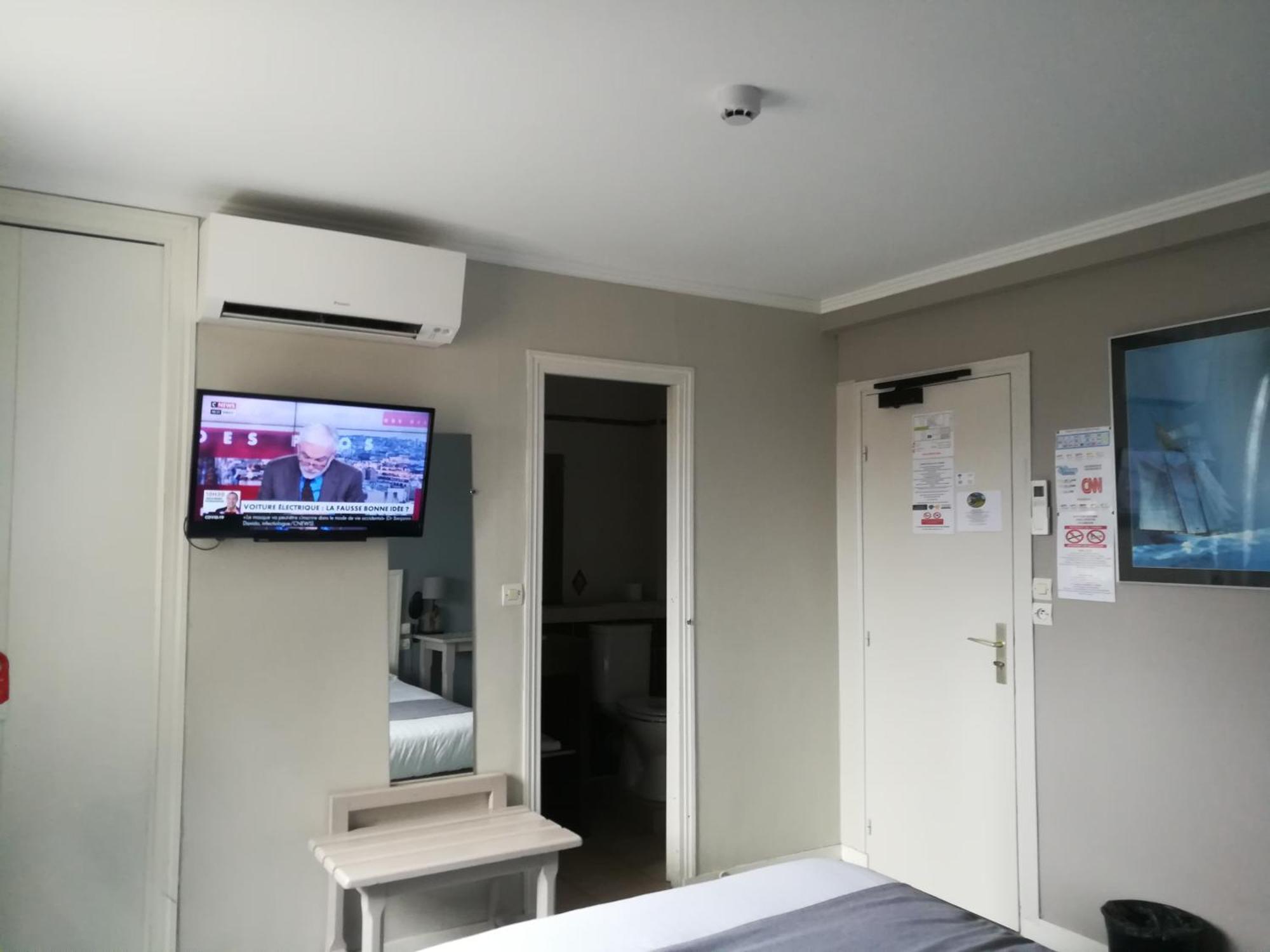 Contact Hotel Du Relais Thouars Room photo
